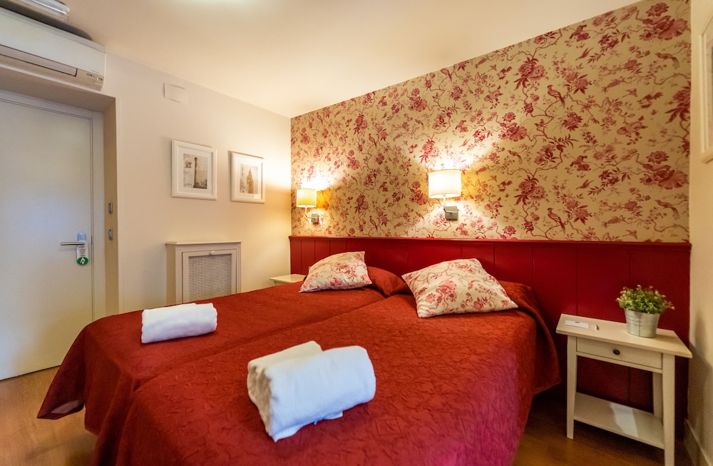 CITY, DOUBLE OR TWIN BED