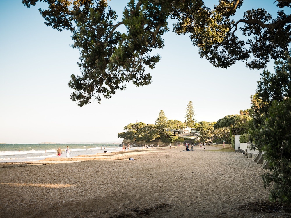 Carnmore Hotel Takapuna 60/65
