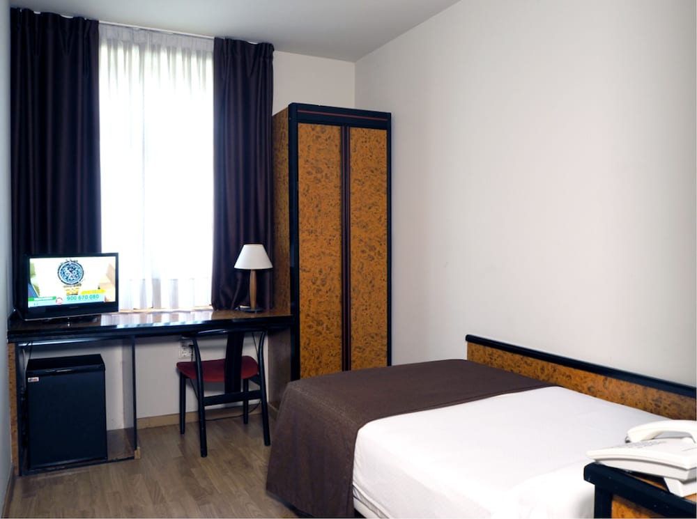 Glories Hotel 28/66