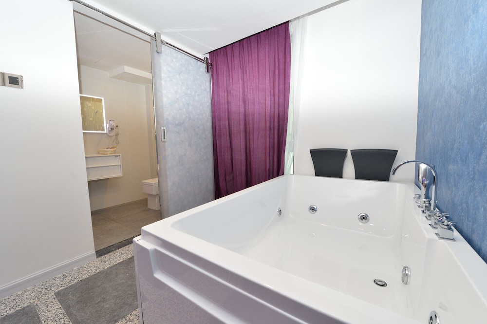 Unic Hotel 36/39