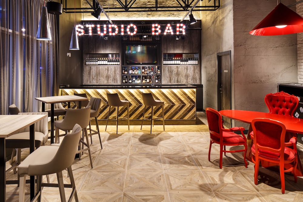 IBIS STYLES LONDON EALING 49/76