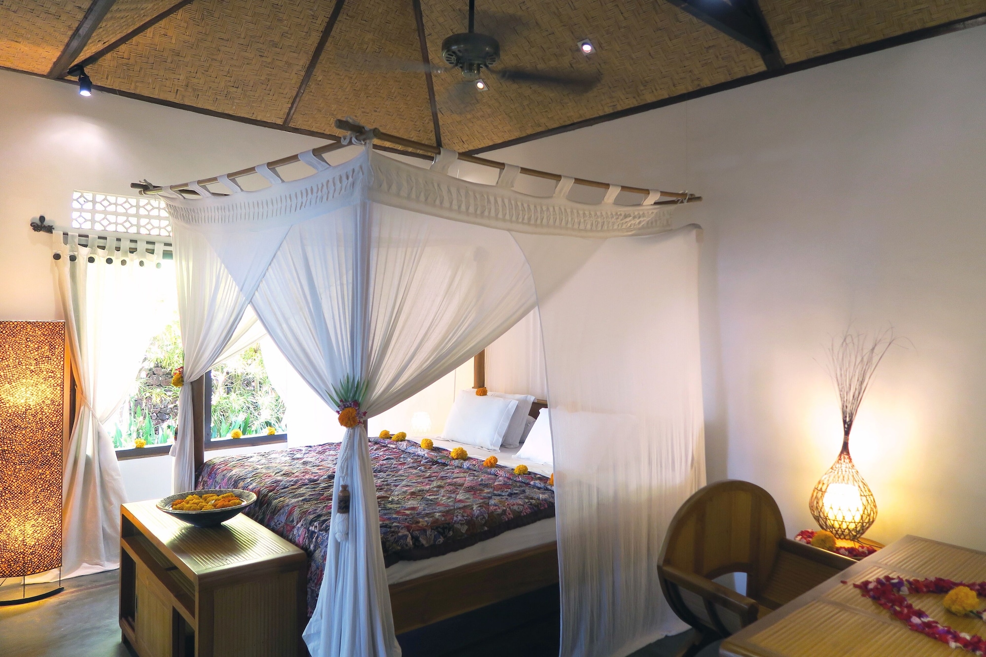 DELUXE, DOUBLE BED, SIDE SEA VIEW