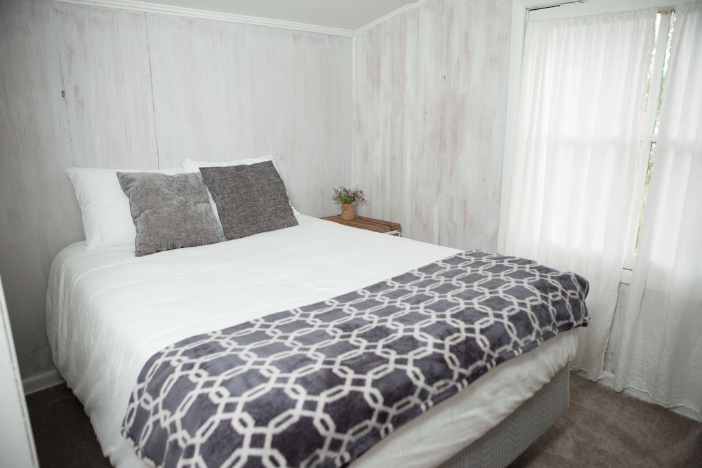 2 Bedrooms, Basic, Cottage, 2 Double Beds, Partial Lake View, Lake Side