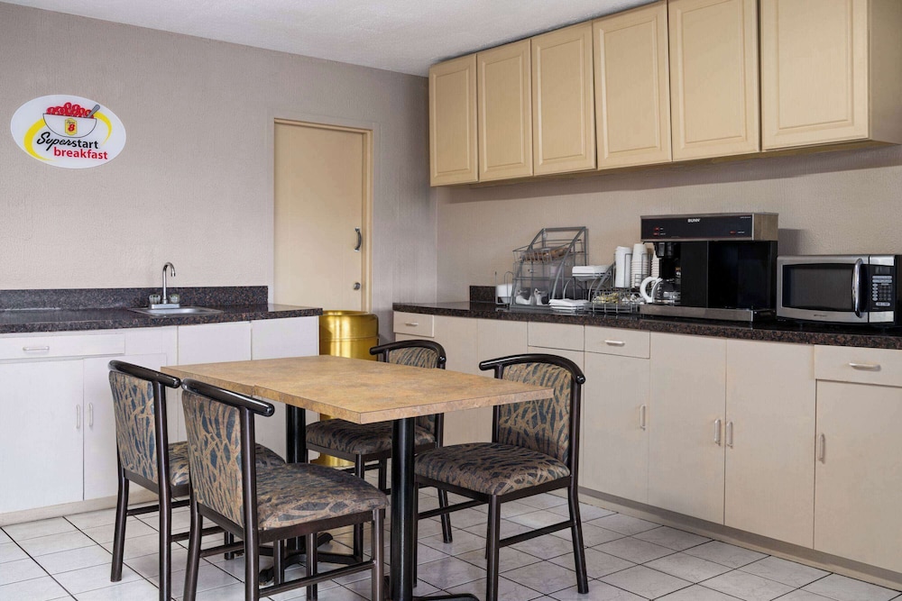 Super 8 by Wyndham Youngstown/Girard 19/26