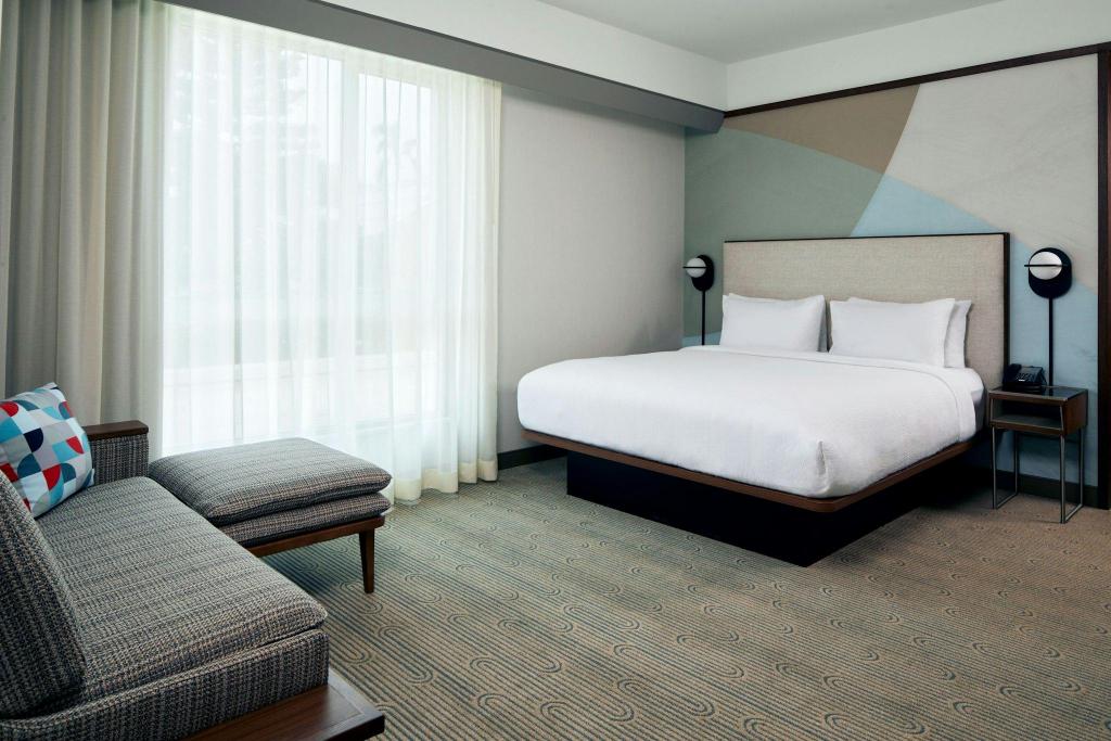 1 Bedroom, Conference, Suite, King Bed, Pool View, Sofa, Balcony