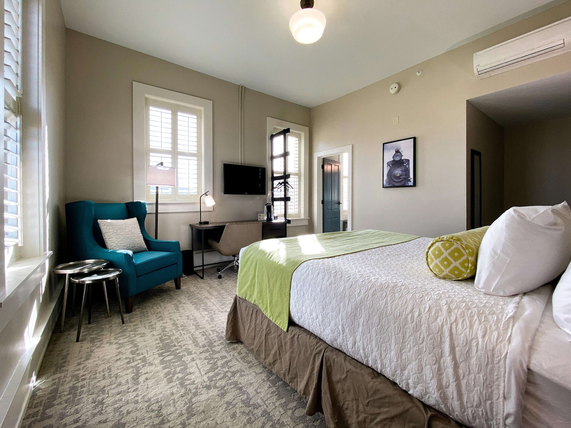 ROOM, KING BED
