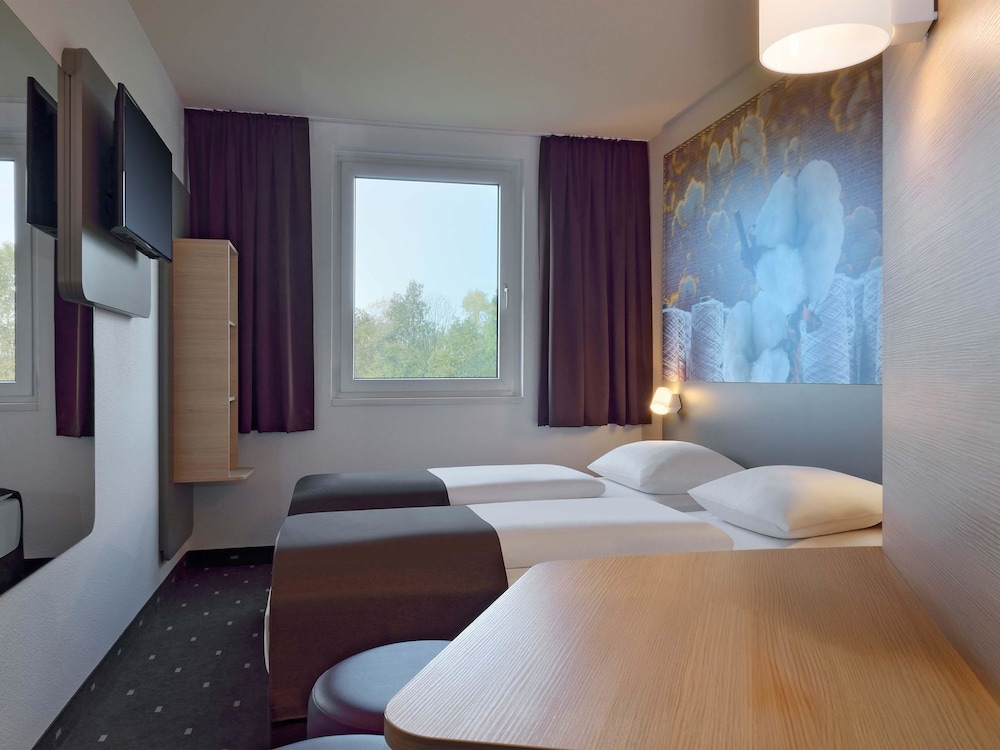 ROOM, TWIN BEDS