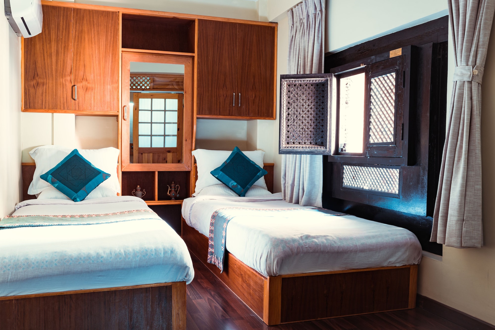 DELUXE, TWIN BEDS