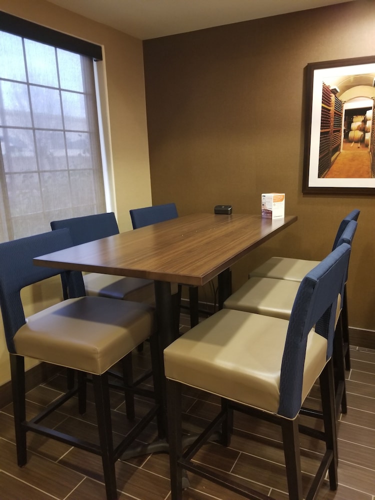 Comfort Inn & Suites Galt Lodi North 33/39
