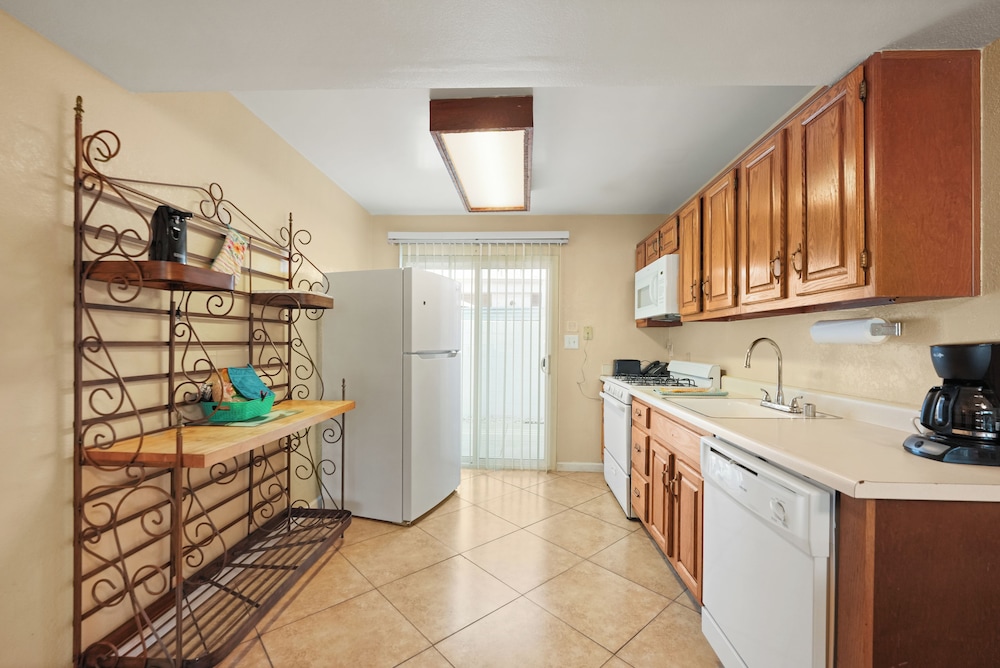 The Villas of Palm Springs 4/50