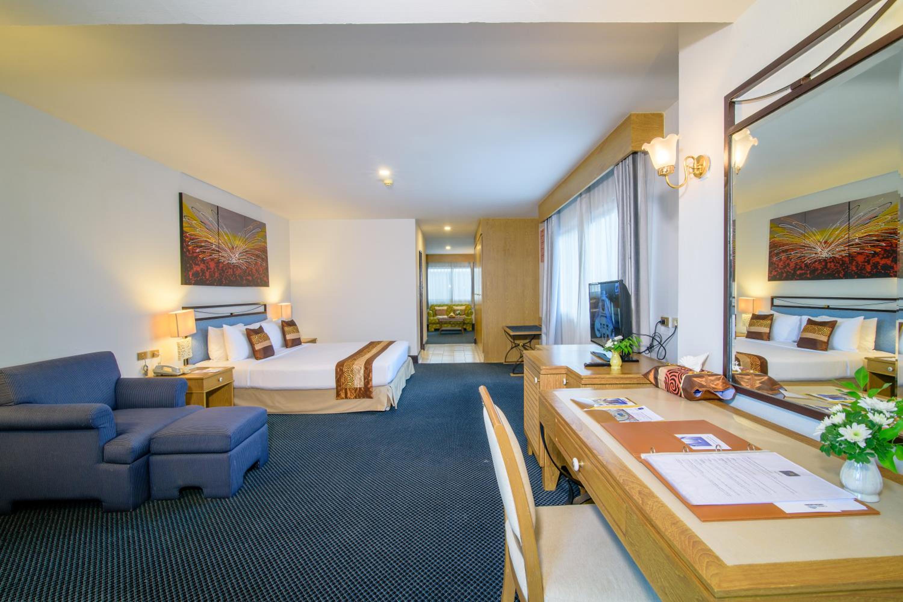 Gold, Two Suites, Queen Bed, with View