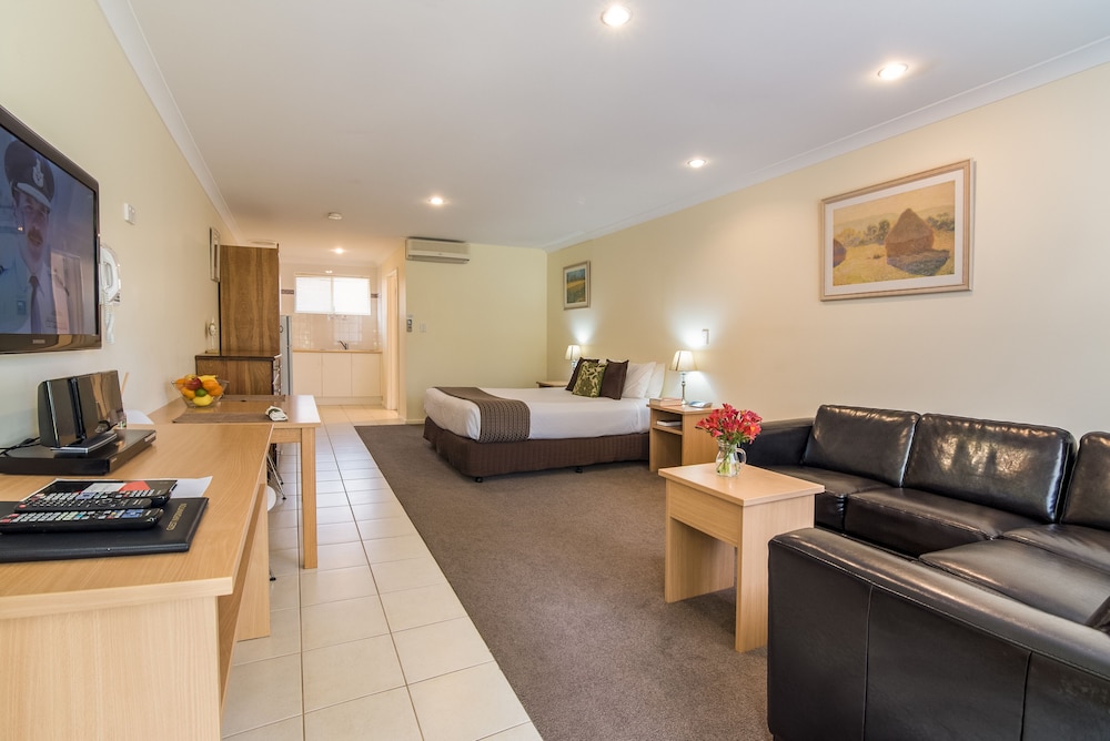 Emu Point Motel 35/70