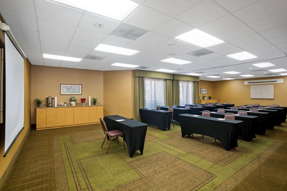 La Quinta Inn Suites Round Rock North 38/41