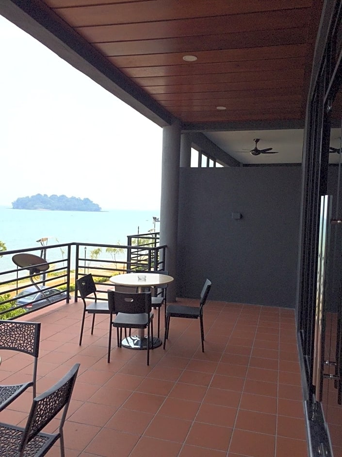 Bayfront Hotel 68/94