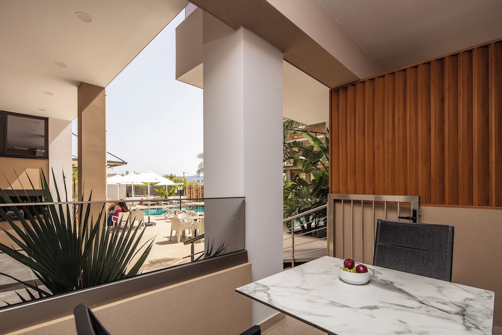 Sapphire Horizon Suites 81/94