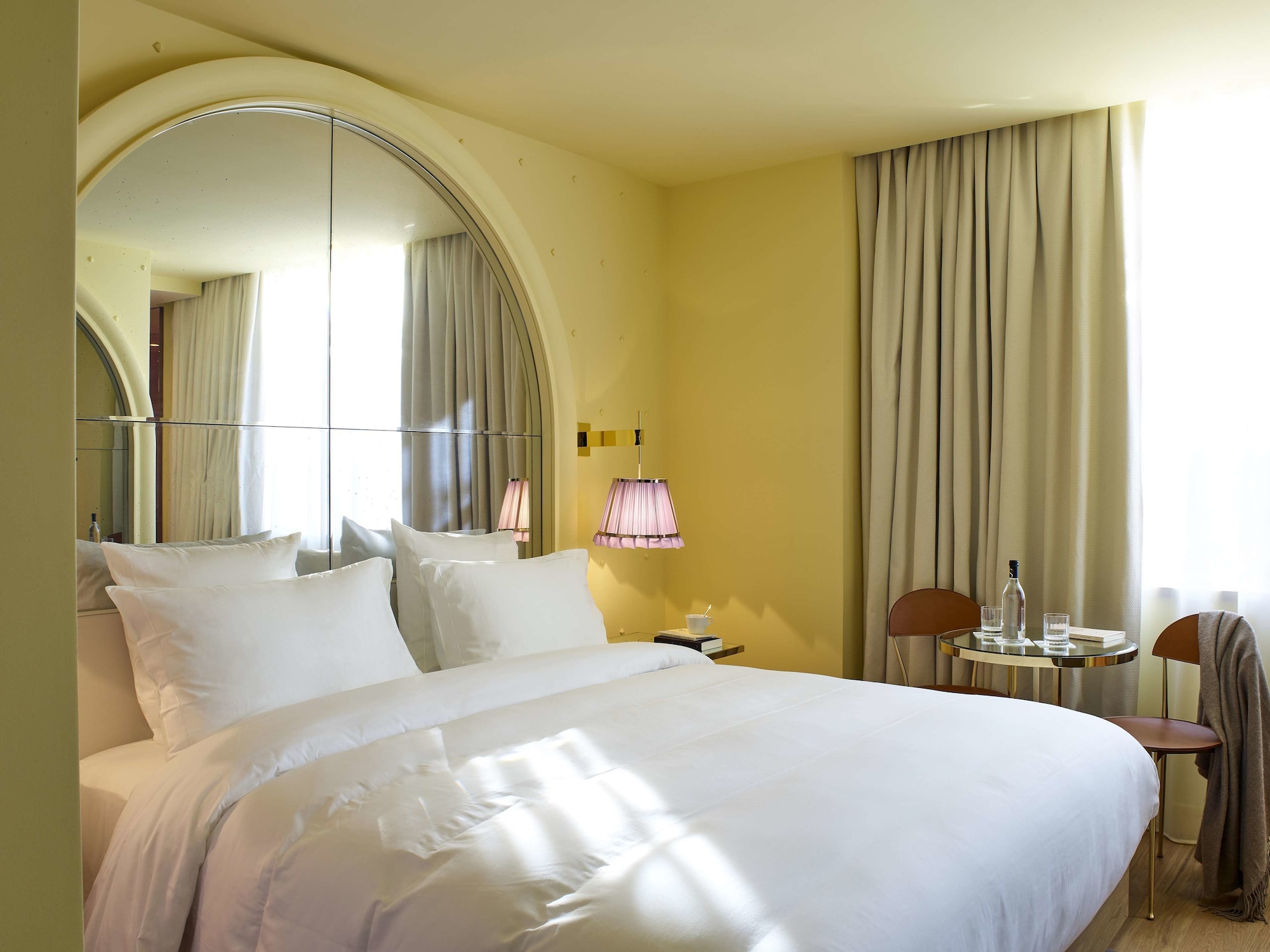 CLUB, KING BED