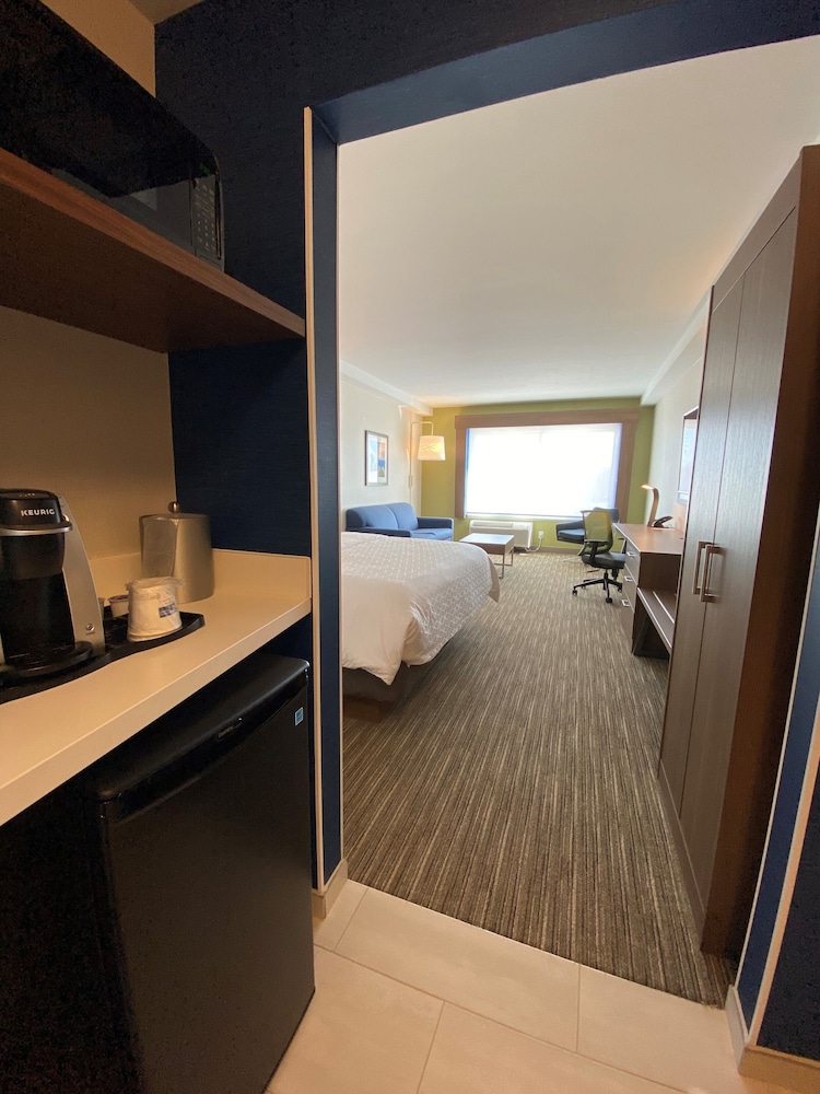 Holiday Inn Express Suites Aurora 26/77