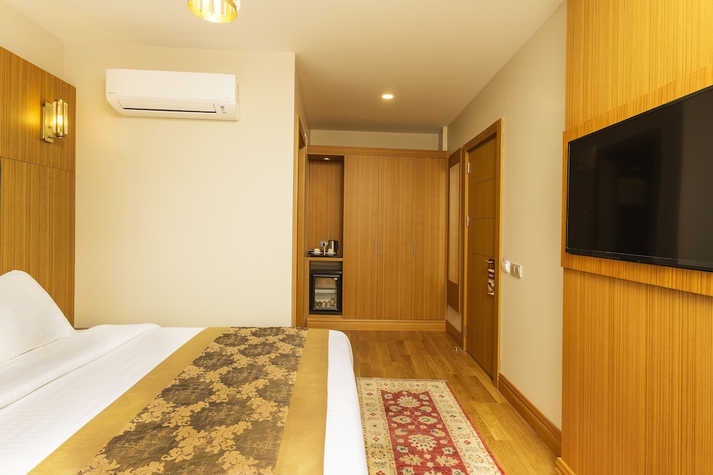 Acra Hotel 34/67
