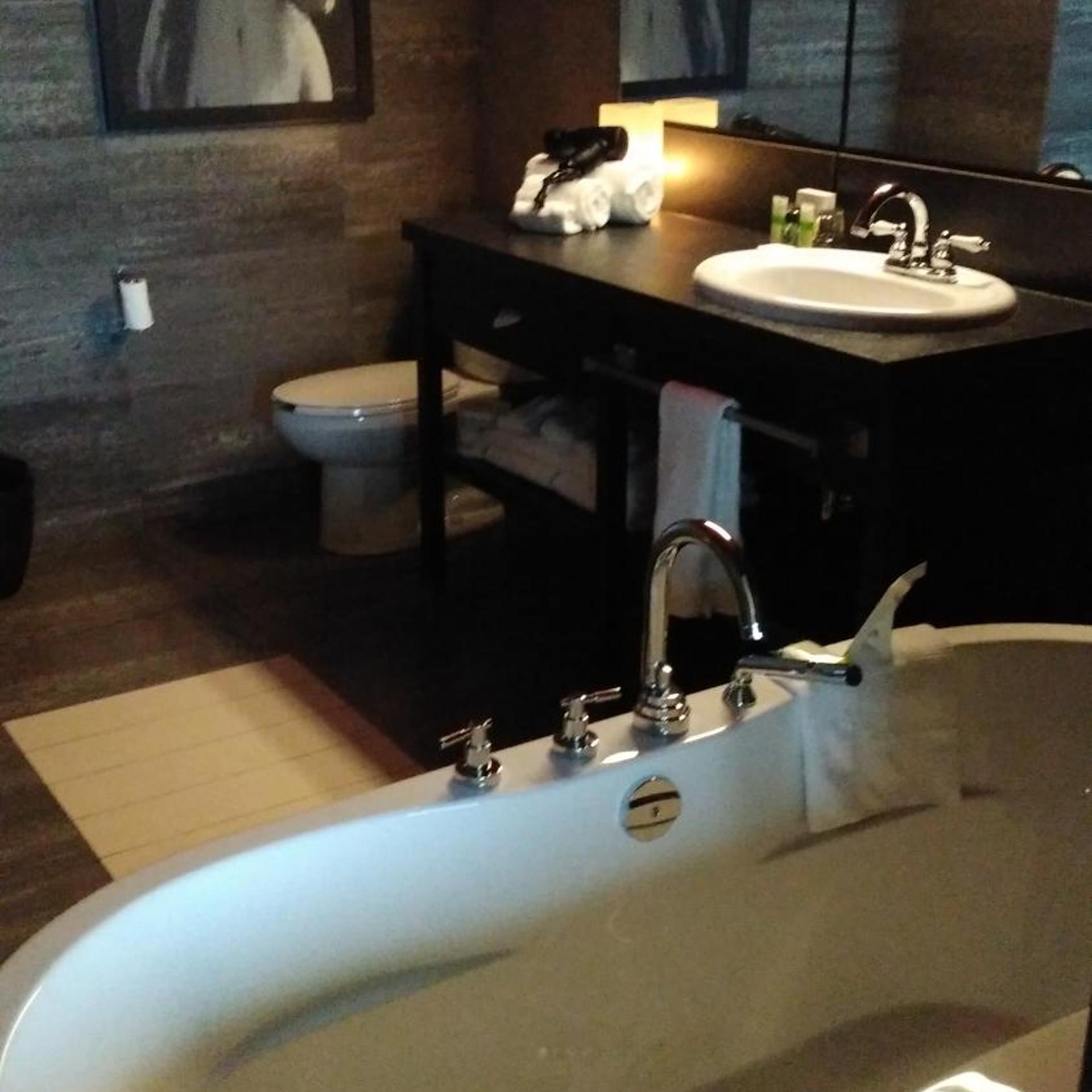 شقة بسرير كينج بإطلالة على البحيرة بغرفتي نوم، Grand Times Hotel Sherbrooke 5/6