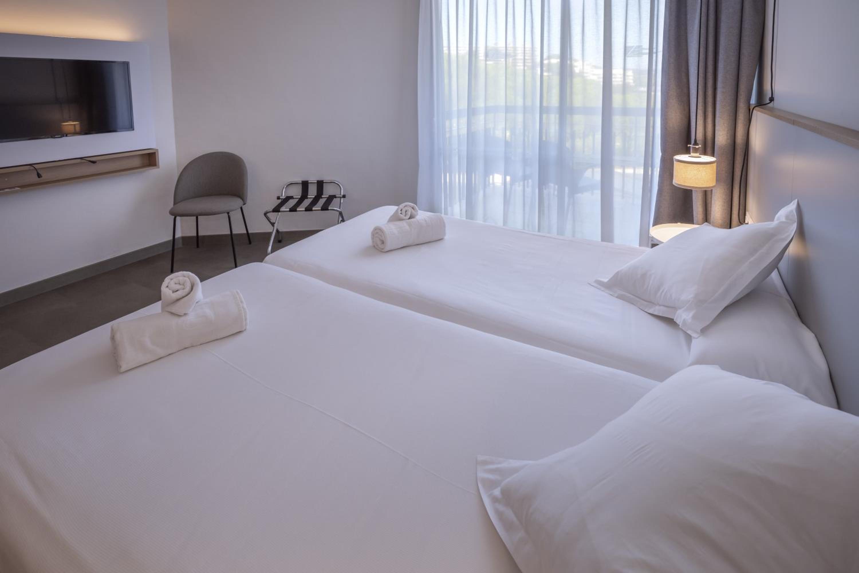 Room, Twin Beds, Lateral Side Sea View، GHT S Agaro Mar 2/10