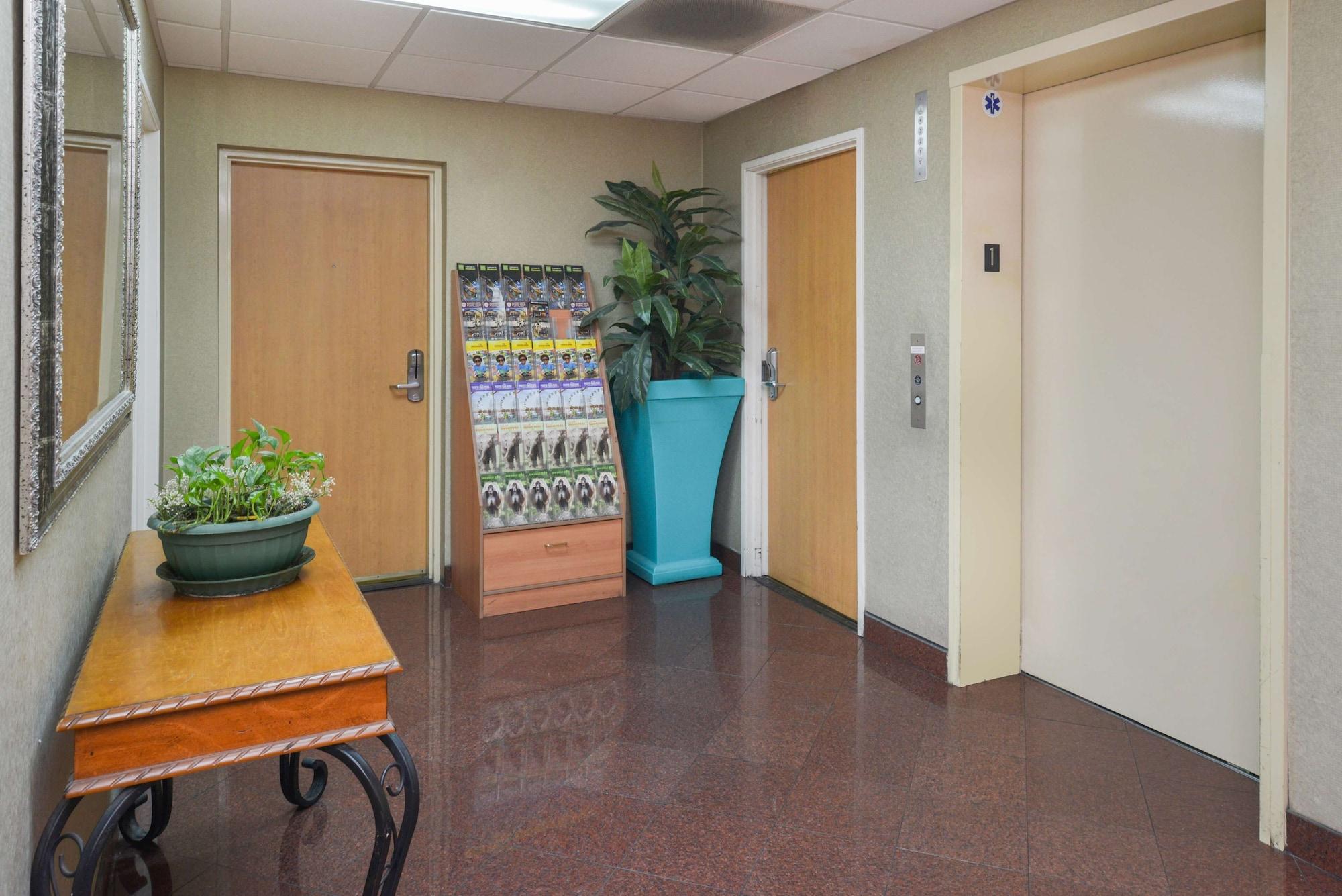H3 Inn & Suites - LAX Airport 14/17
