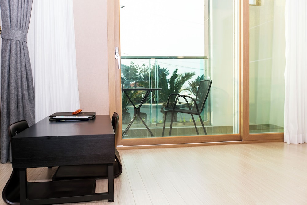 Rich Hotel 28/50