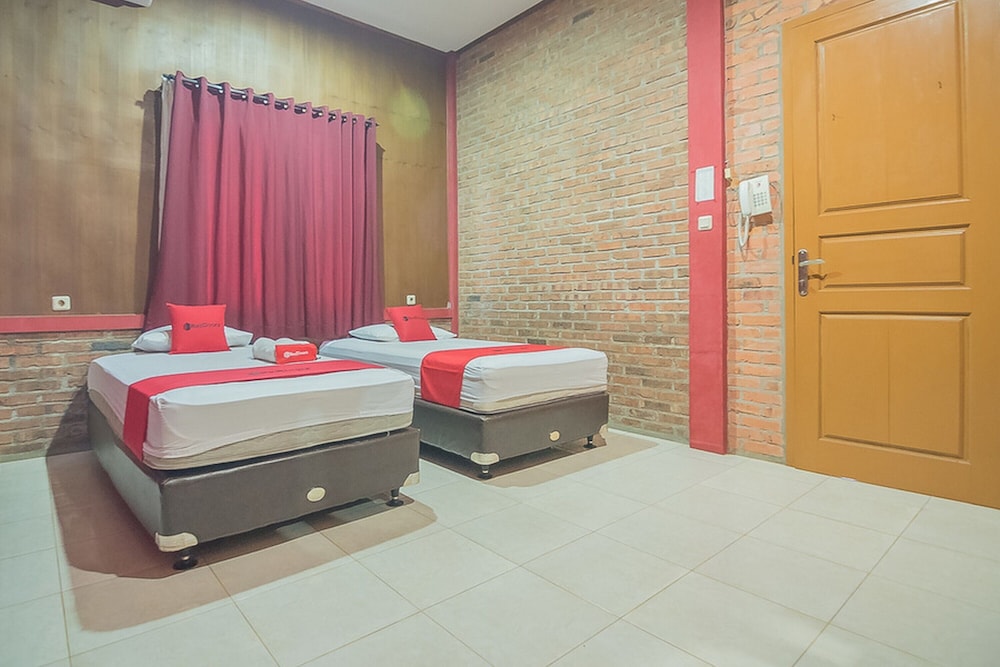 RedDoorz Plus @ Hotel Negeri Baru Lodaya Puncak 10/24