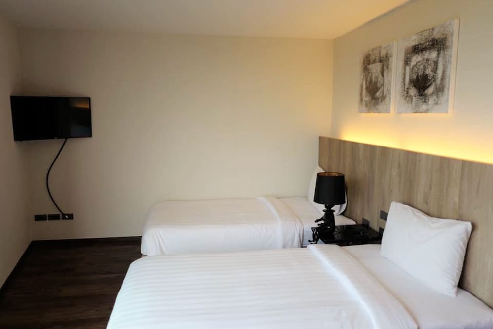 The 28Th Hotel 27/70