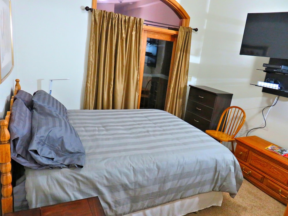 ROMANTIC, QUEEN BED