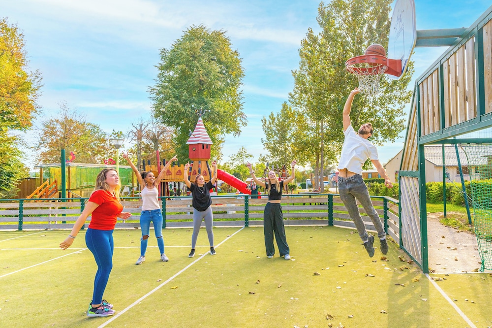 Camping Club Le Parc De Paris - Caravan Park 44/50