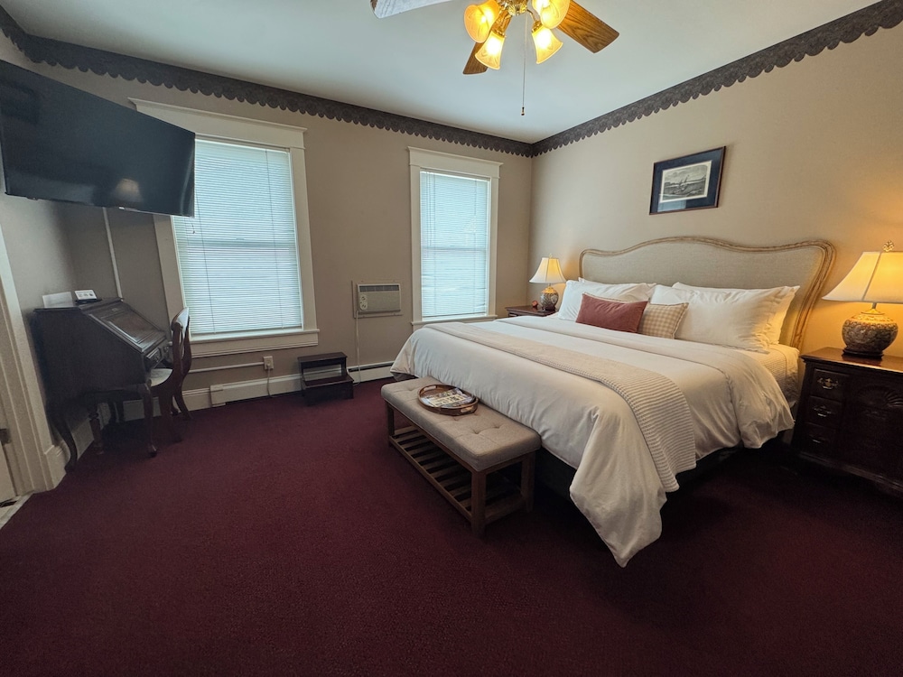 China Clipper Inn 8/36