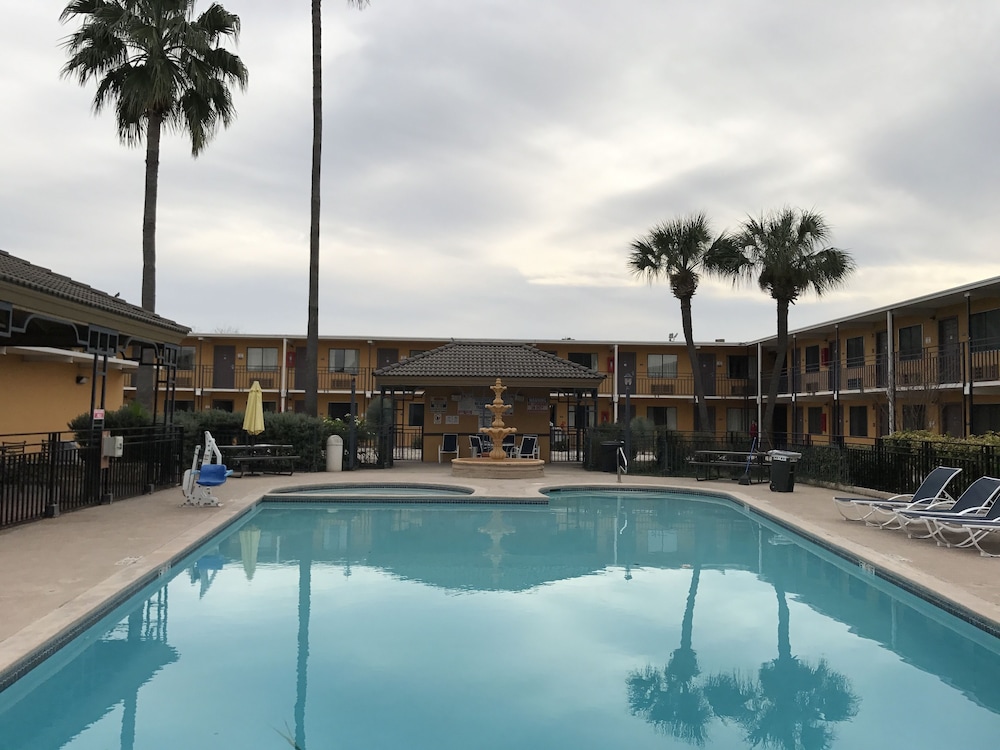 Americas Best Value Inn Laredo 8/34