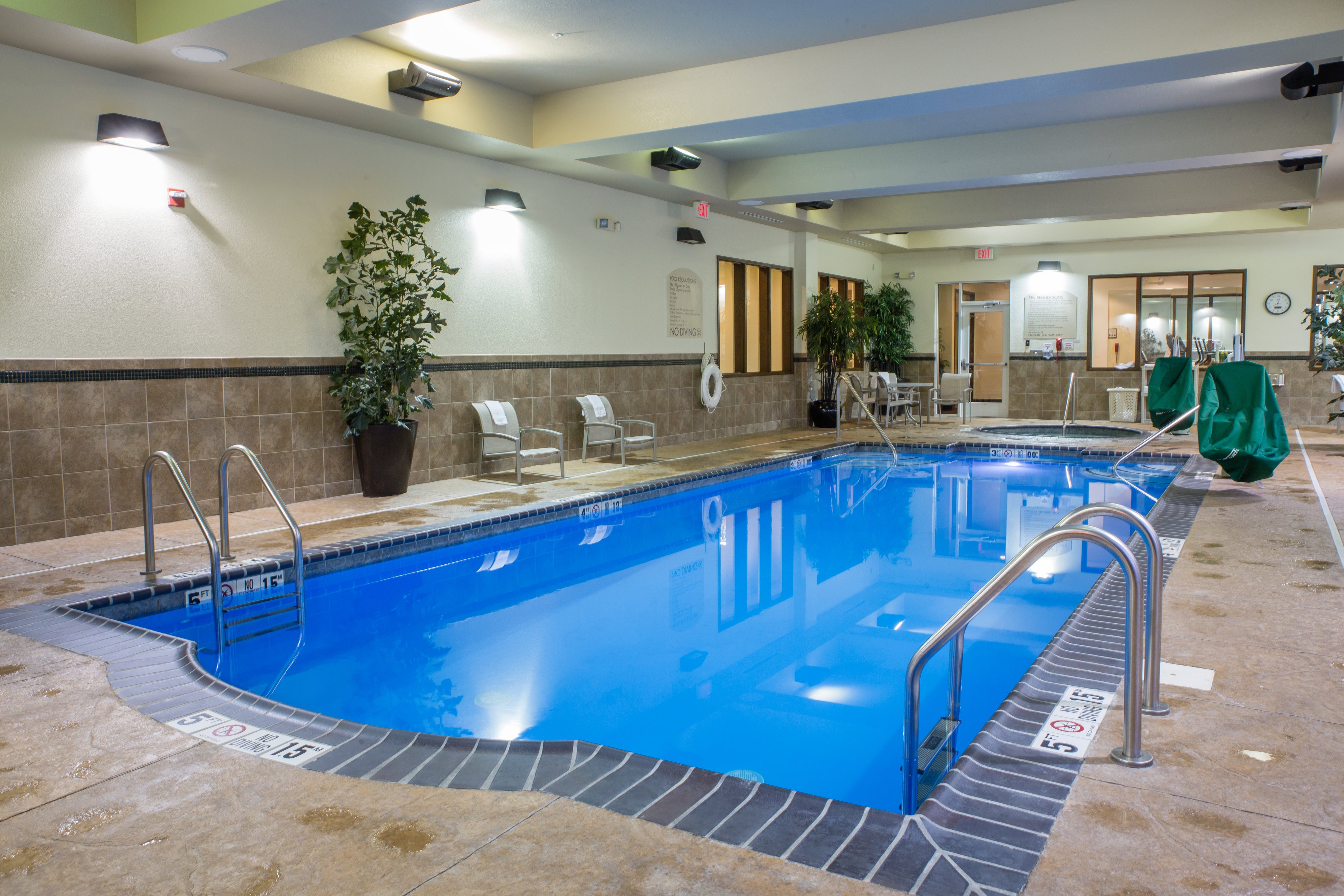 Holiday Inn Hotel Suites Bloomington Airport 24/50