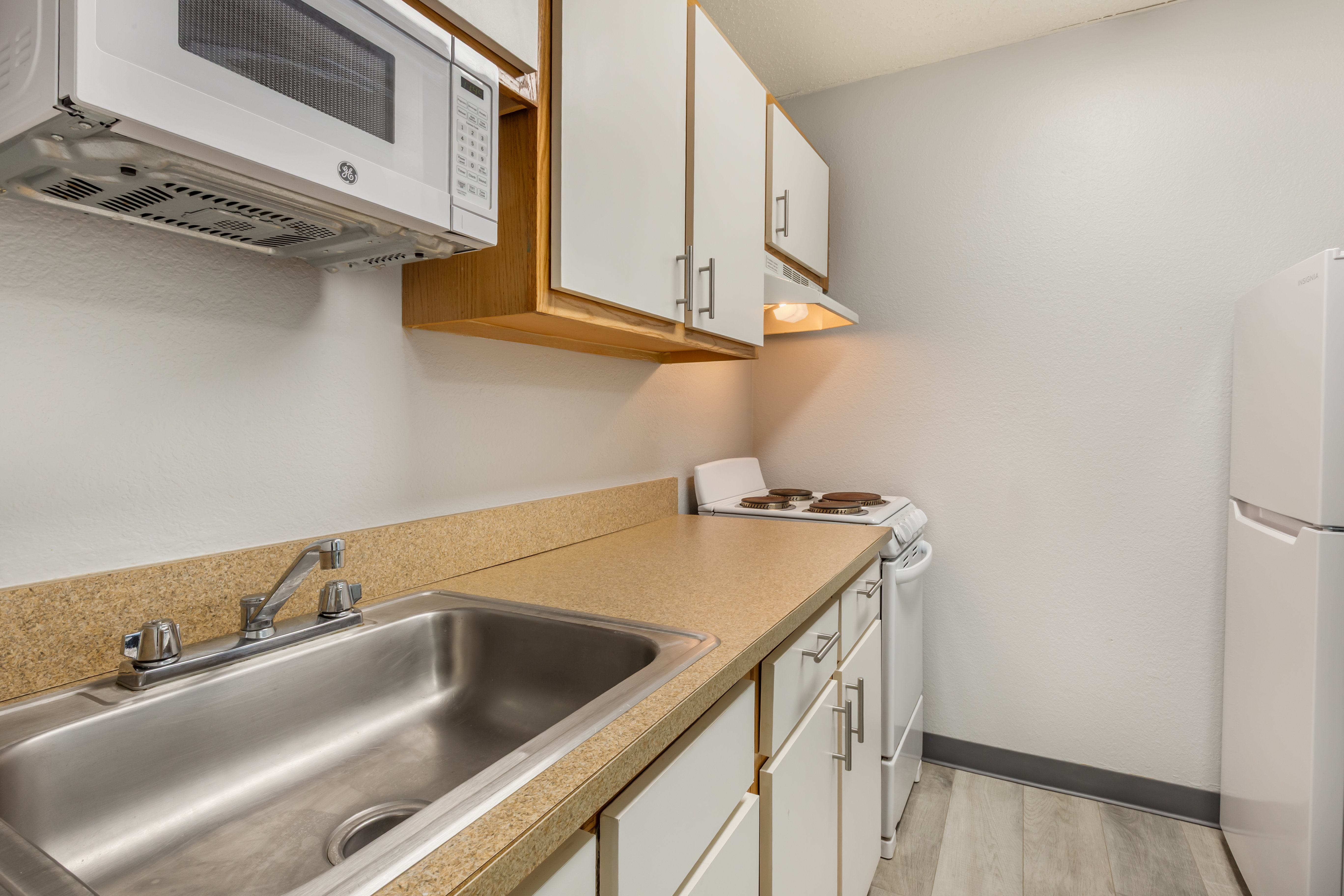 استوديو بسرير كوين، HomeTowne Studios & Suites by Red Roof Greensboro 9/9