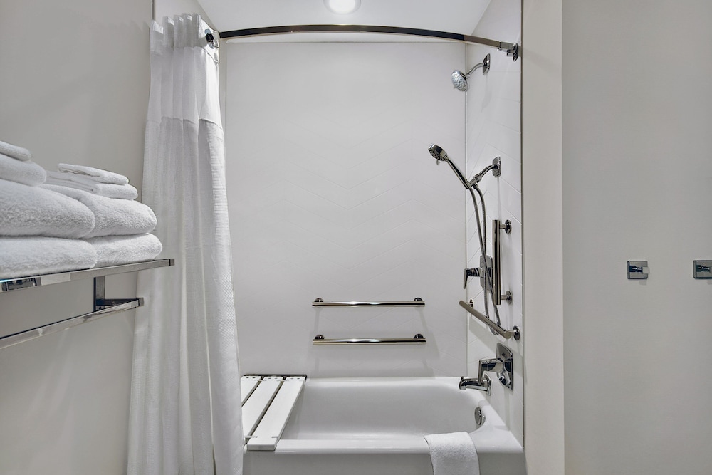 Fairfield Inn & Suites by Marriott Orlando at Flamingo Crossings Town Center 40/41