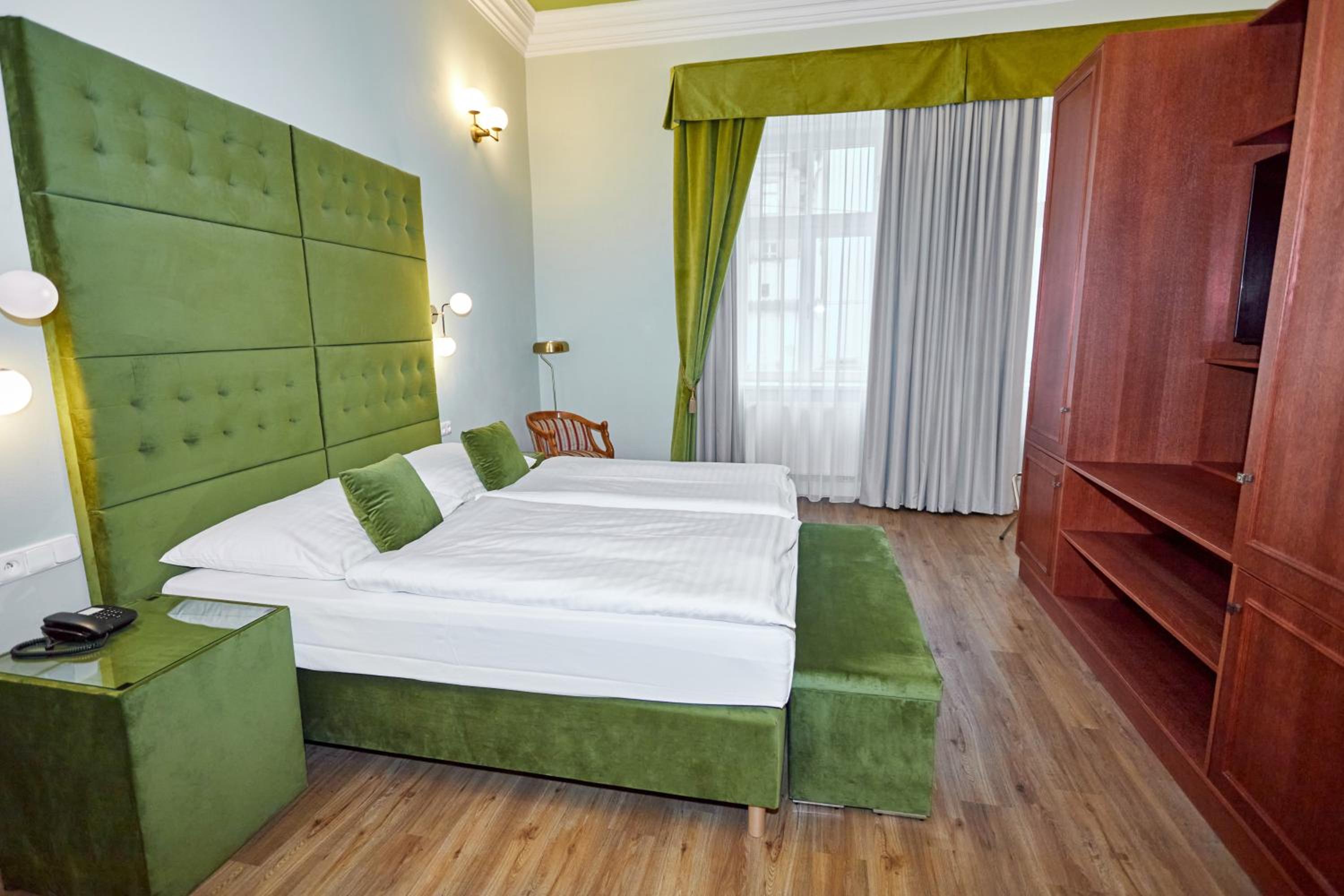 Suite, King Bed, Street View