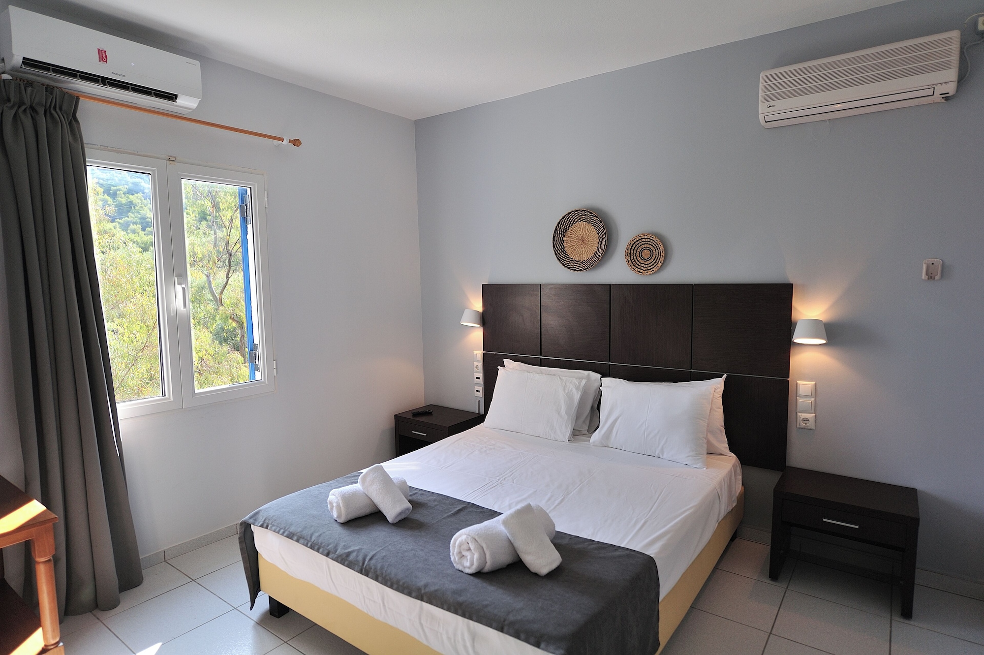 Queen Bed, Lateral Side Sea View, 2 Sofa