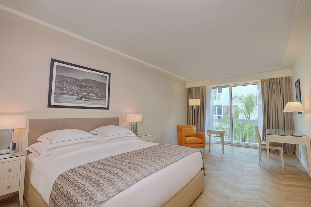 غرفة تنفيذية بسرير كينج، Movenpick Hotel Beirut 5/10