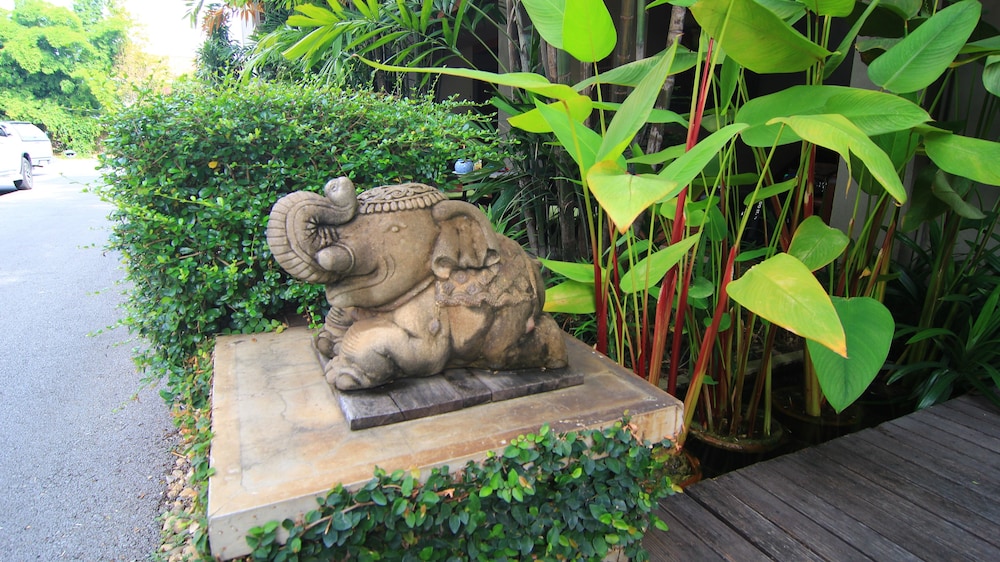 Baan La Poon Hotel 19/21