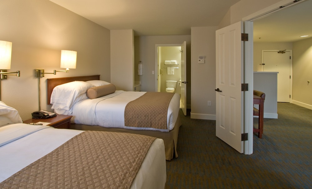 Ashland Hills Hotel Suites 14/51