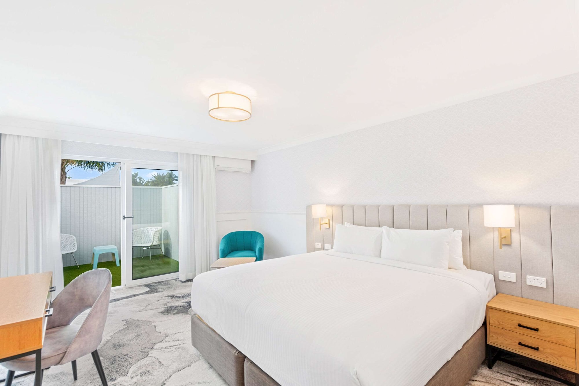 ROOM, KING BED