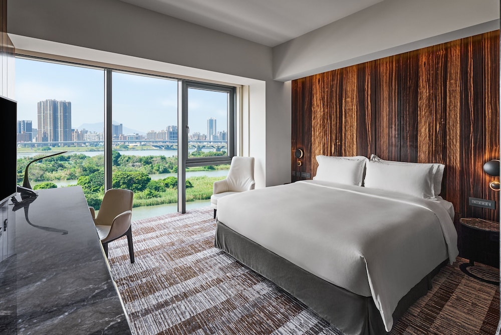 High River, Guest Room, Studio, King Bed, River View