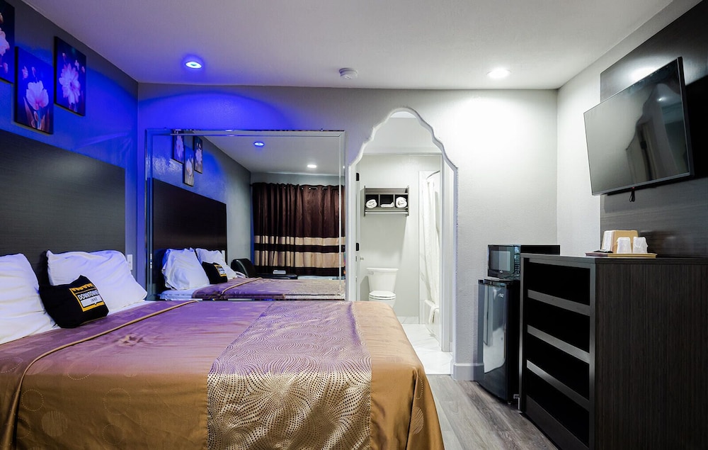 ROMANTIC, KING BED