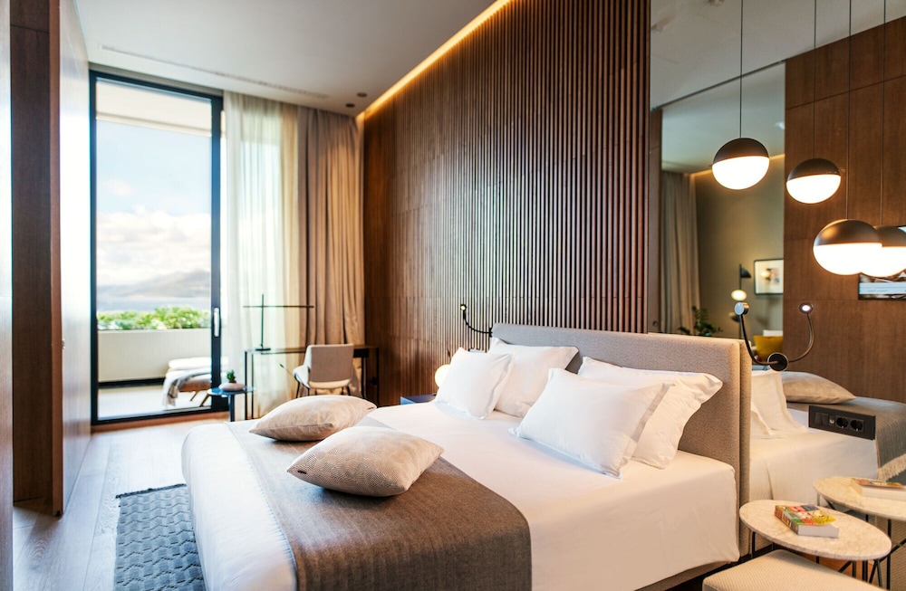 AMBASSADOR, SUITE, SEA VIEW, BALCONY