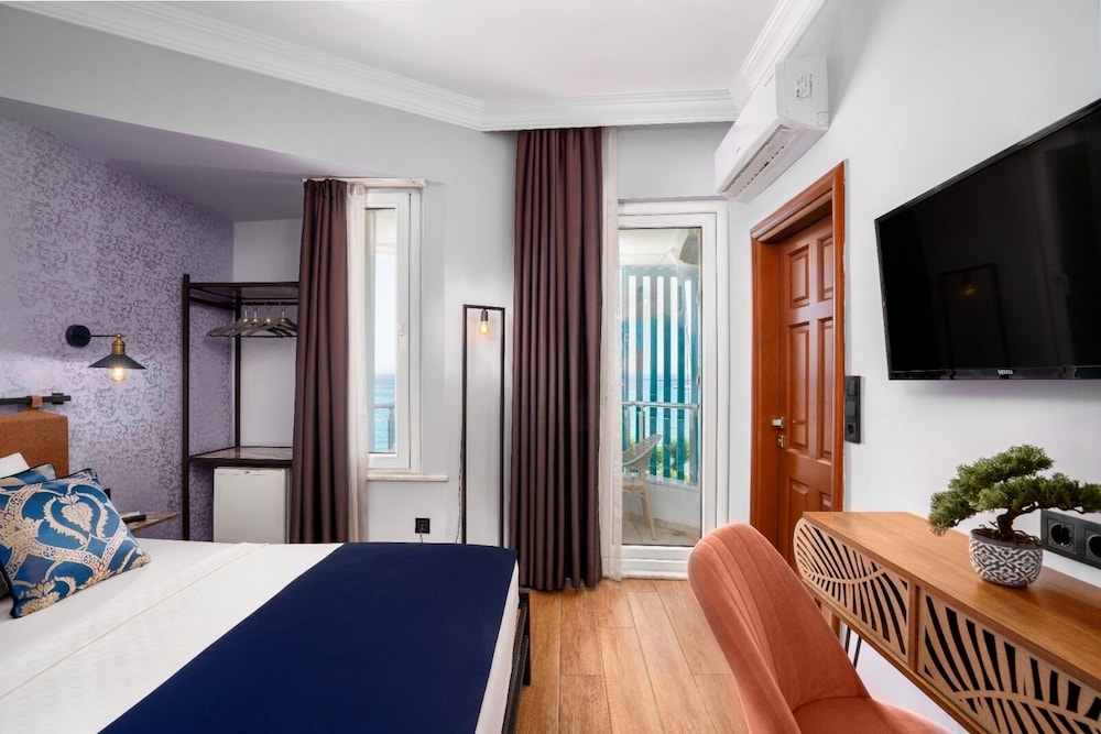 M.C.A. Marquis Hotel 24/57