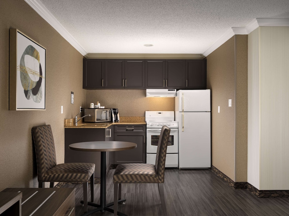 Best Western Plus Carlton Plaza Hotel 36/43