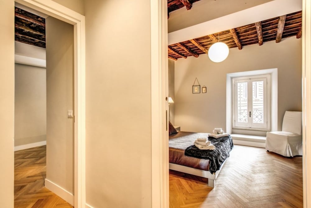 Trevi Fountain Superior 3 bdr apartment 9/49