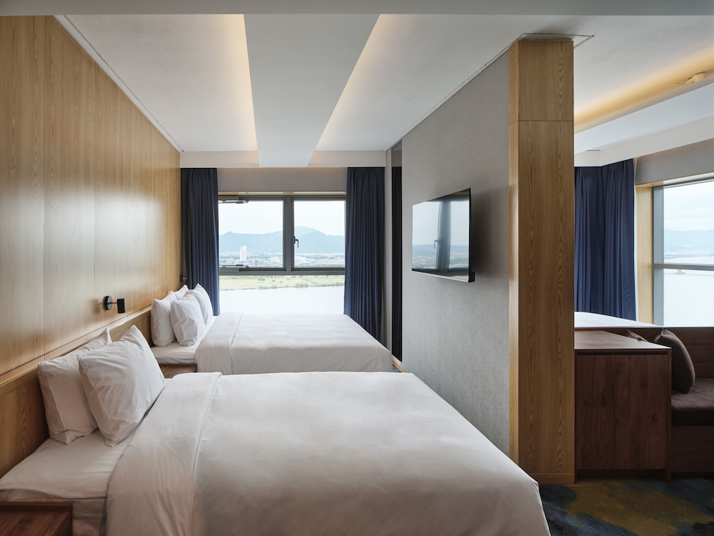 SUITE, RIVER VIEW, CORNER