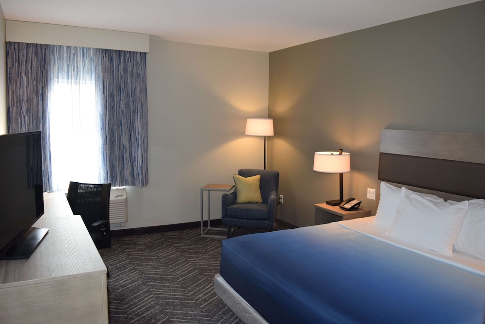 La Quinta Inn & Suites by Wyndham Middletown-Goshen 12/36