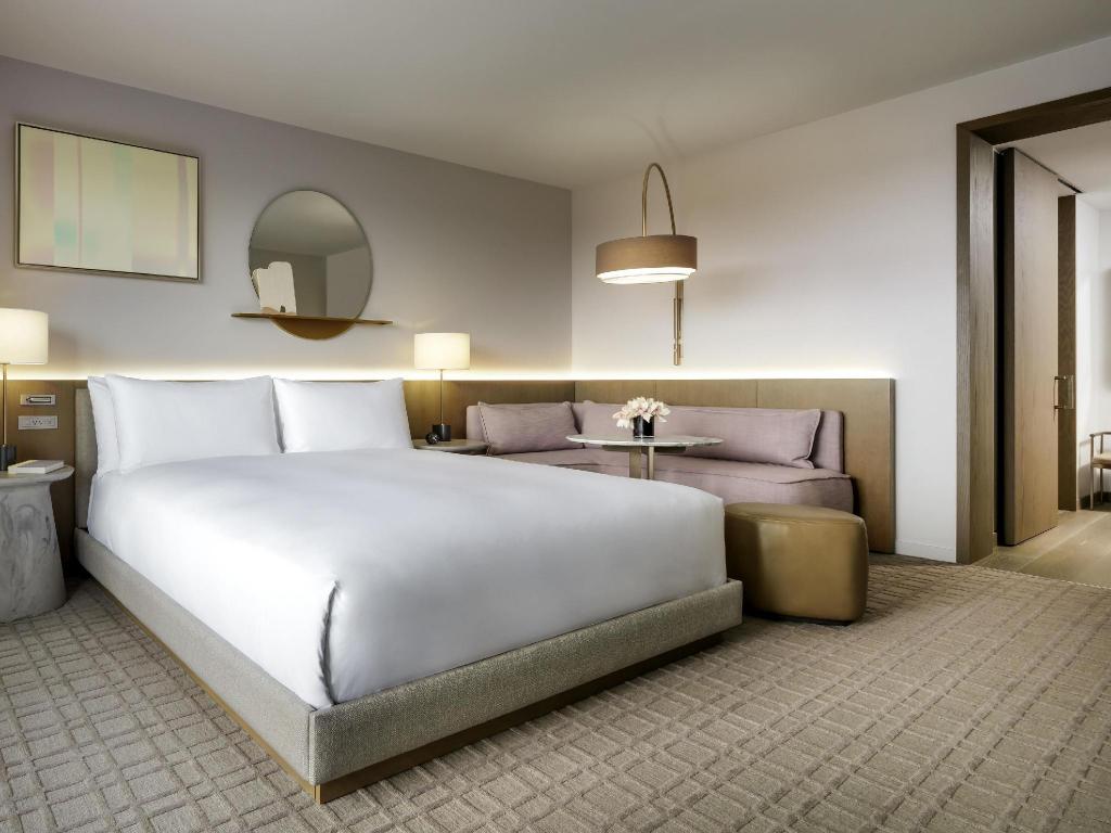 Deluxe, King Bed, Sunset View, Accessible